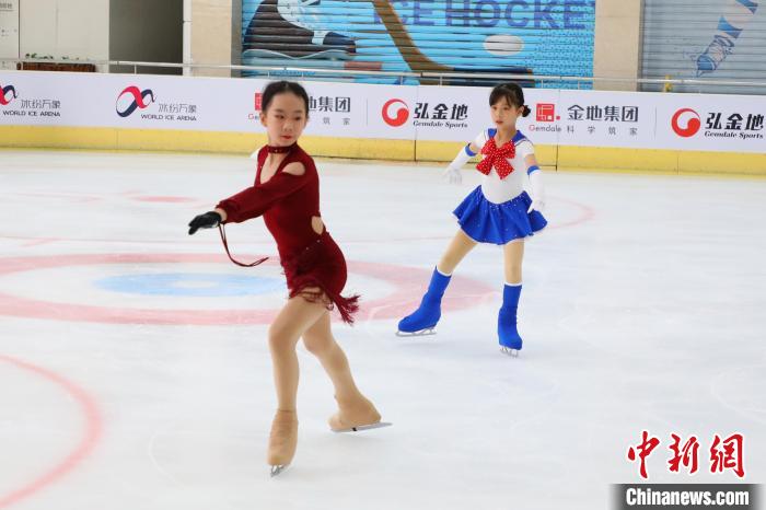 国家队选手化身裁判参与重庆路演的冰童遴选，