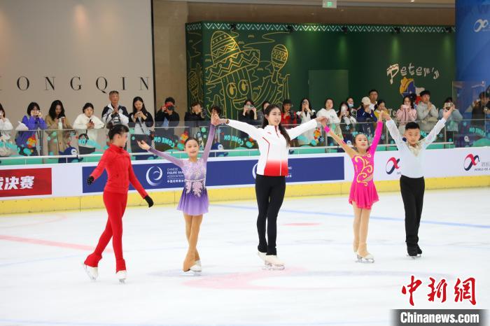 国家队选手化身裁判参与重庆路演的冰童遴选，