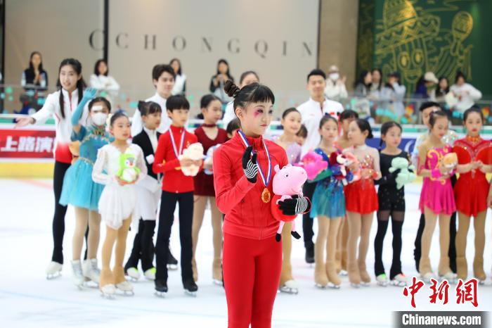国家队选手化身裁判参与重庆路演的冰童遴选，