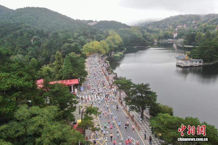 庐山之巅鸣枪开跑：2025庐山半程马拉松点亮山地