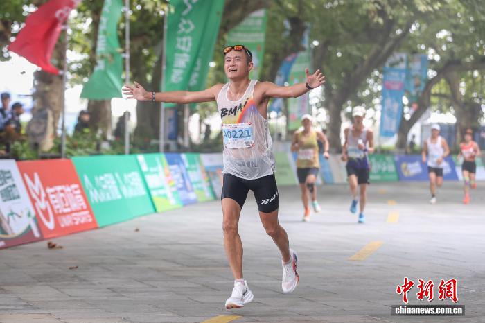 庐山之巅鸣枪开跑：2025庐山半程马拉松点亮山地