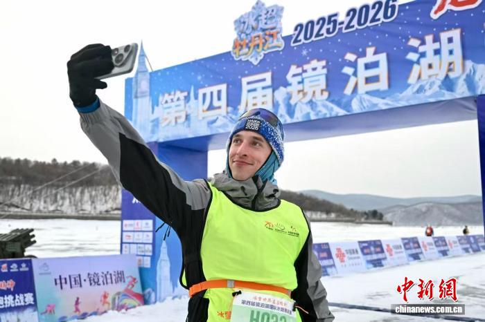 2000跑者齐聚镜泊湖 冰跑挑战赛点燃冰雪激情