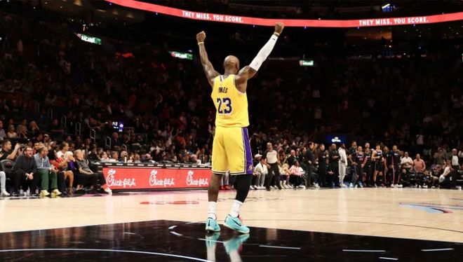 活塞詹金斯爆发逆转湖人九连胜 青训新星成关键