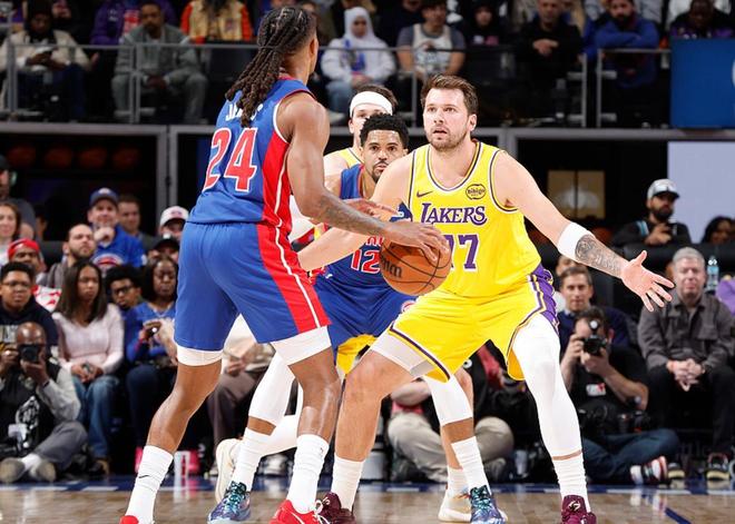 活塞詹金斯爆发逆转湖人九连胜 青训新星成关键