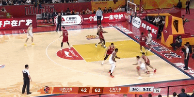 CBA常规赛两起恶意伤人事件引争议 裁判失职遭球