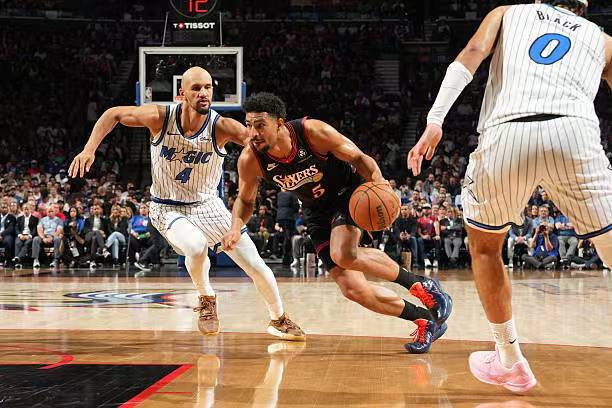 76人逆转魔术晋级季后赛 格莱姆斯低迷成关键因