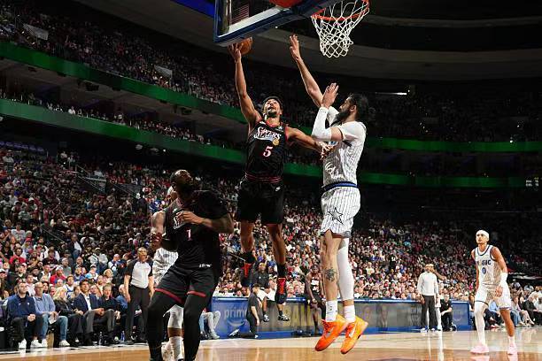 76人逆转魔术晋级季后赛 格莱姆斯低迷成关键因