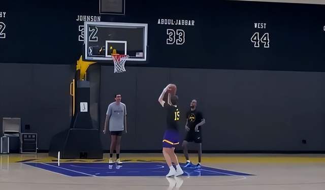 湖人火箭季后赛首轮备战：伤病隐患与战术博弈