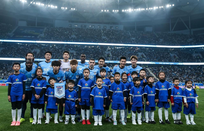 邵佳一现身大连英博主场 观察新草皮与球员表现