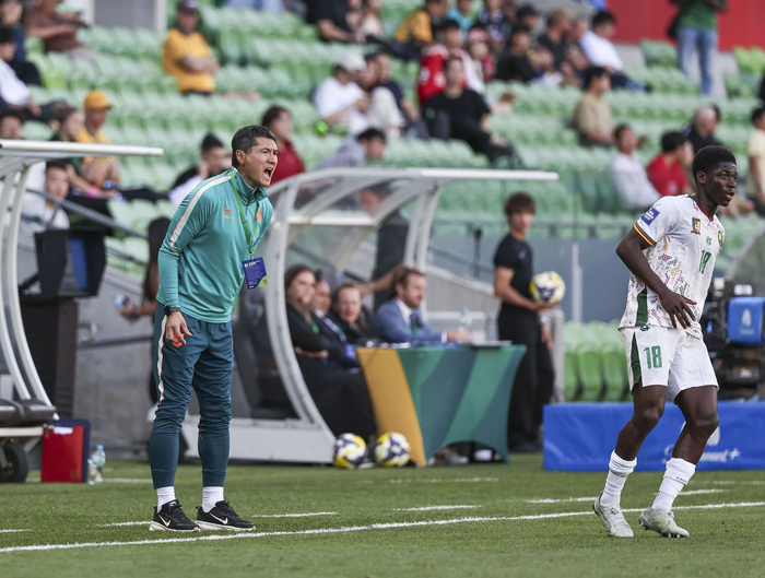 邵佳一现身大连英博主场 观察新草皮与球员表现