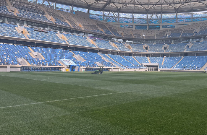 邵佳一现身大连英博主场 观察新草皮与球员表现